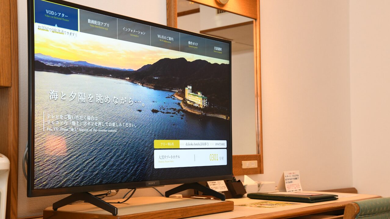 客室に設置された49型スマートTV