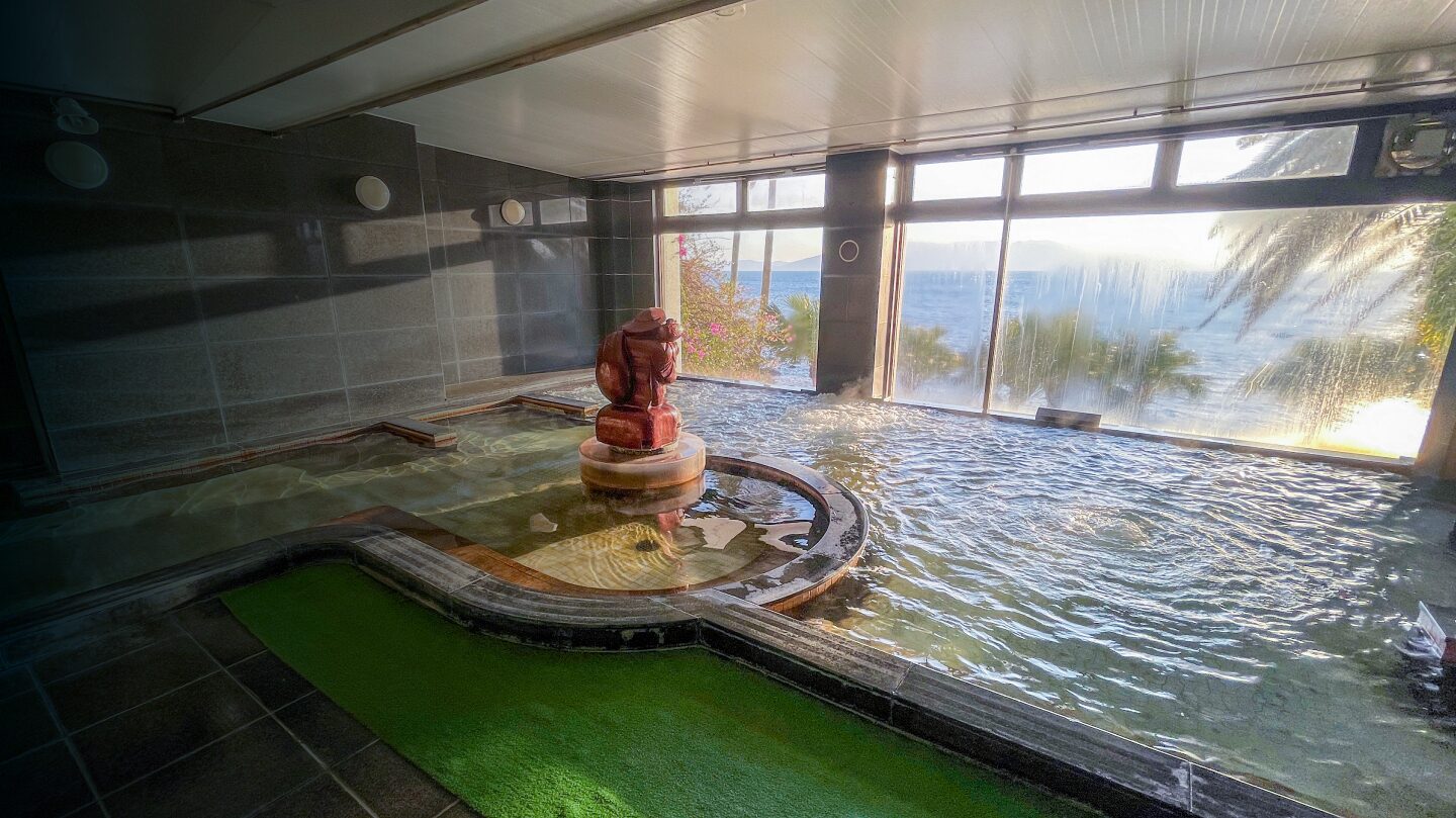 志布志湾を望む天然活海水の大浴場