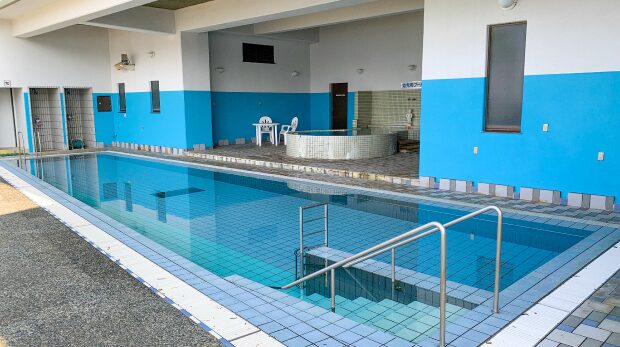屋根付きの温浴海水プール